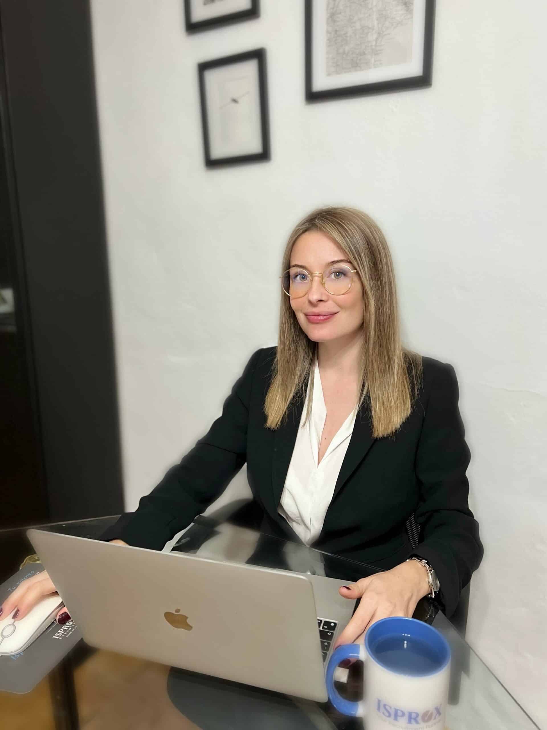 Vanesa-Romero-en-oficina-trabajando